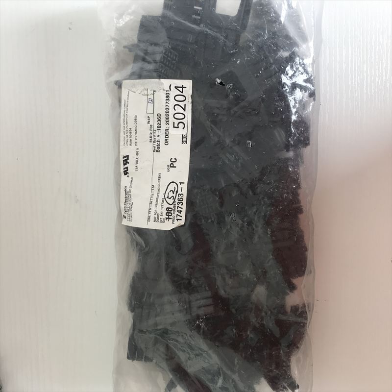 1747363-1,コネクタ/ハウジング,黒,タイコエレクトロニクス(AMP),52個 - 1